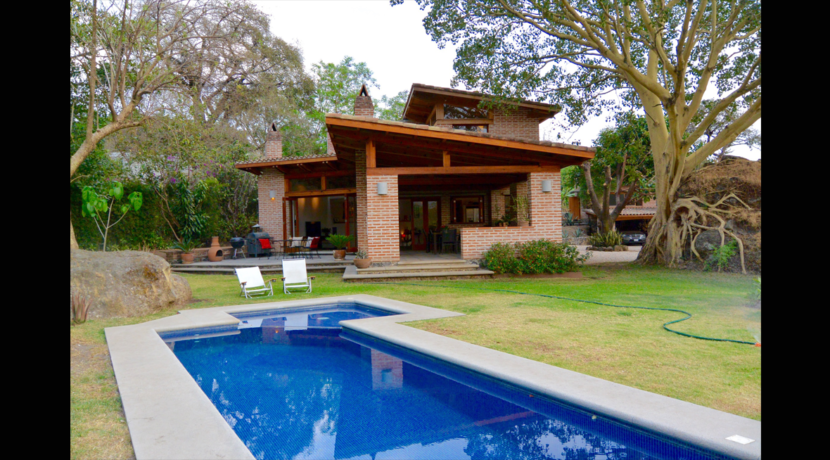 hermosa_casa_en_venta_valle_tepoztlan_bienes_raices_con_alberca_valle_de_atongo_alberca_y_fachada