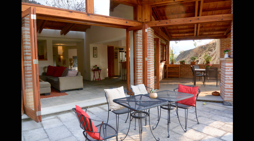 hermosa_casa_en_venta_valle_tepoztlan_bienes_raices_con_alberca_valle_de_atongo_terraza_soleada