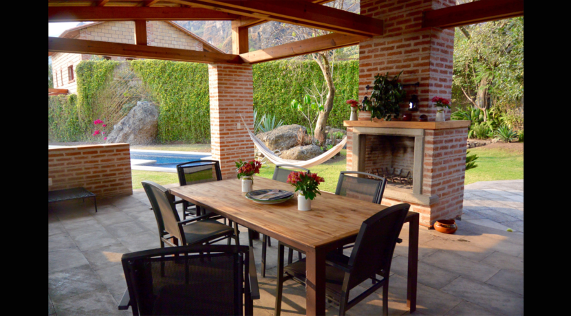 hermosa_casa_en_venta_valle_tepoztlan_bienes_raices_con_alberca_valle_de_atongo_terraza_y_chimenea