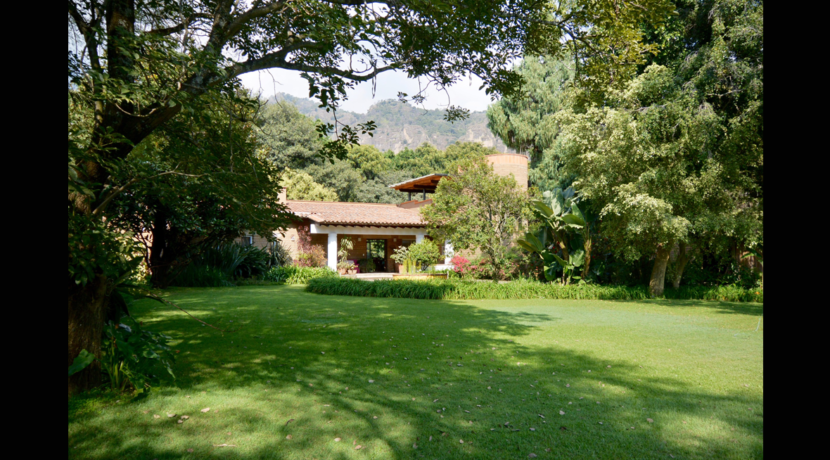 amplia_casa_en_venta_valle_de_atongo_con_grandes_ventanales_real_estate_tepoztlán_afueras