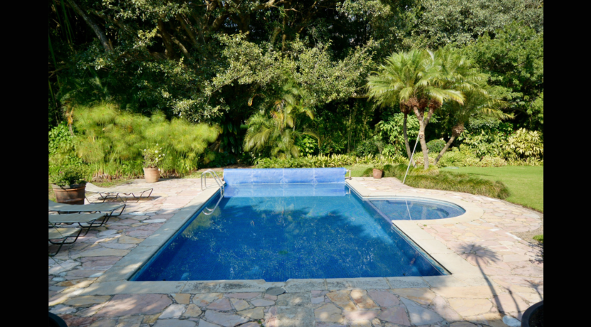 amplia_casa_en_venta_valle_de_atongo_con_grandes_ventanales_real_estate_tepoztlán_alberca