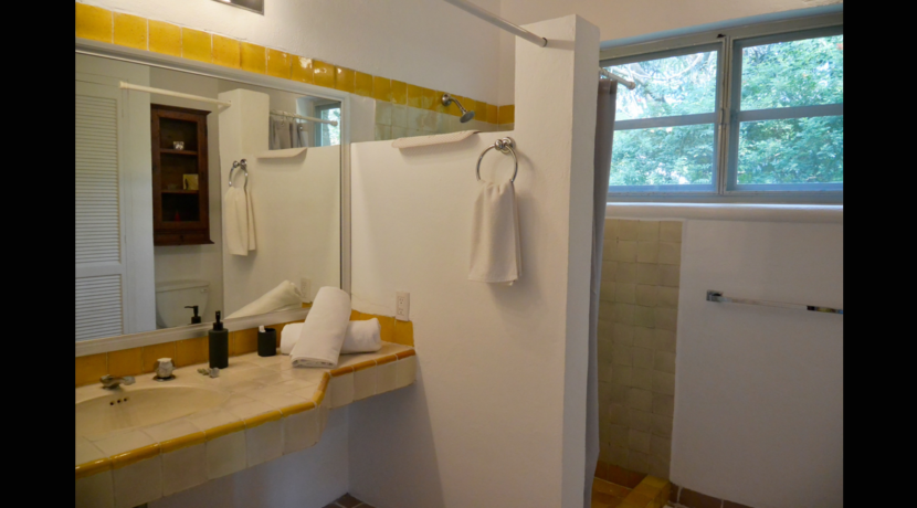 amplia_casa_en_venta_valle_de_atongo_con_grandes_ventanales_real_estate_tepoztlán_bano