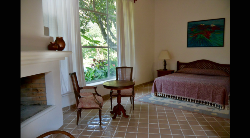 amplia_casa_en_venta_valle_de_atongo_con_grandes_ventanales_real_estate_tepoztlán_chimenea