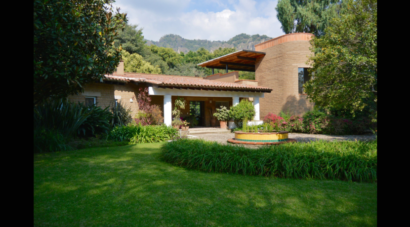 amplia_casa_en_venta_valle_de_atongo_con_grandes_ventanales_real_estate_tepoztlán_entrada