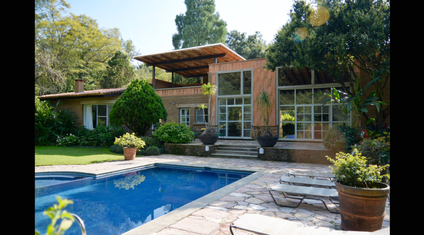 amplia_casa_en_venta_valle_de_atongo_con_grandes_ventanales_real_estate_tepoztlán_fachada