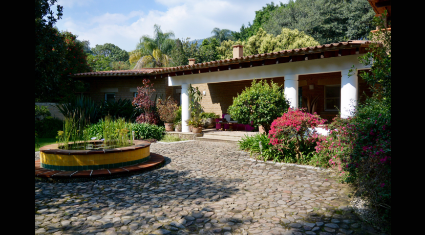 amplia_casa_en_venta_valle_de_atongo_con_grandes_ventanales_real_estate_tepoztlán_fuente