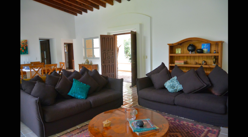 amplia_casa_en_venta_valle_de_atongo_con_grandes_ventanales_real_estate_tepoztlán_sala
