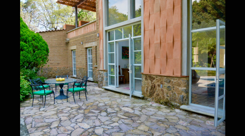 amplia_casa_en_venta_valle_de_atongo_con_grandes_ventanales_real_estate_tepoztlán_terraza