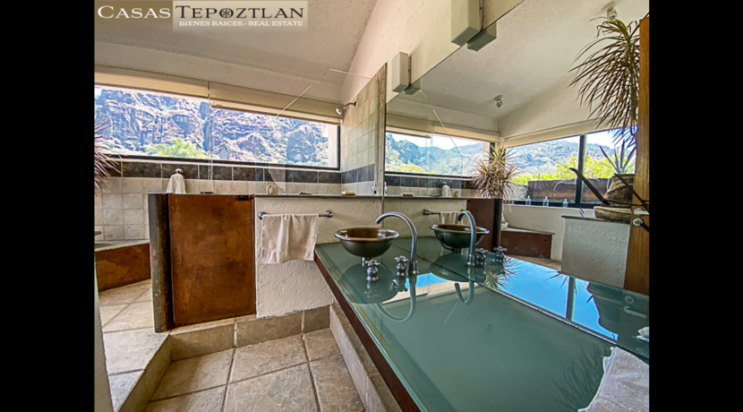 propiedad_en_tepoztlan_zona_exclusiva_con_terraza_vista_a_los_cerros_varias_habitaciones_alberca_jacuzzi_sauna_azul