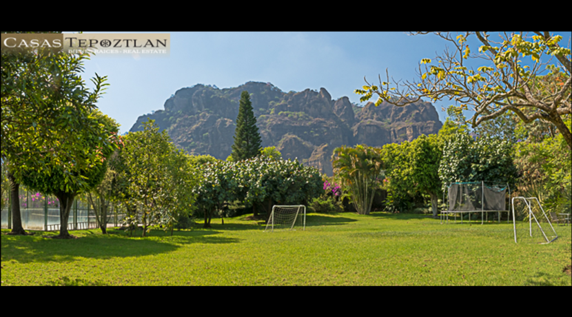 propiedad_en_tepoztlan_zona_exclusiva_con_terraza_vista_a_los_cerros_varias_habitaciones_alberca_jacuzzi_sauna_jardín