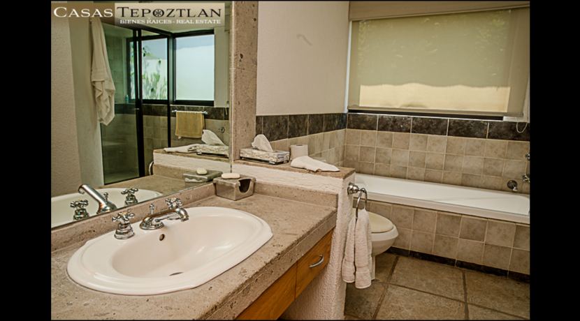 propiedad_en_tepoztlan_zona_exclusiva_con_terraza_vista_a_los_cerros_varias_habitaciones_alberca_jacuzzi_sauna_lavatorio