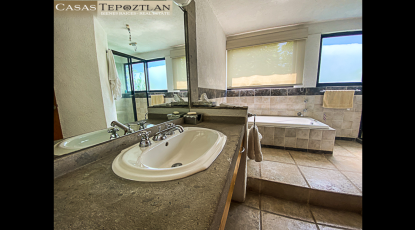 propiedad_en_tepoztlan_zona_exclusiva_con_terraza_vista_a_los_cerros_varias_habitaciones_alberca_jacuzzi_sauna_tina