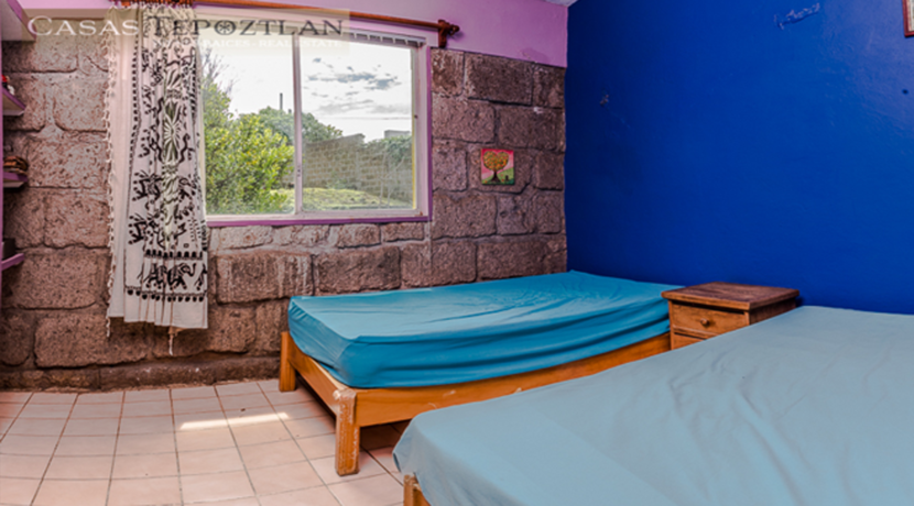 casa_para_comprar_tepoztlan_zona_tranquila_tres_habitaciones_dos_baños_alberca_gran_jardin_azul