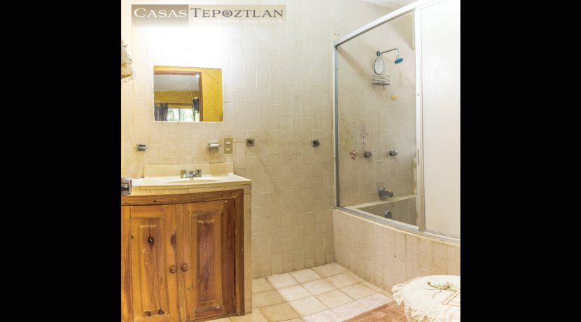 casa_para_comprar_tepoztlan_zona_tranquila_tres_habitaciones_dos_baños_alberca_gran_jardin_baño