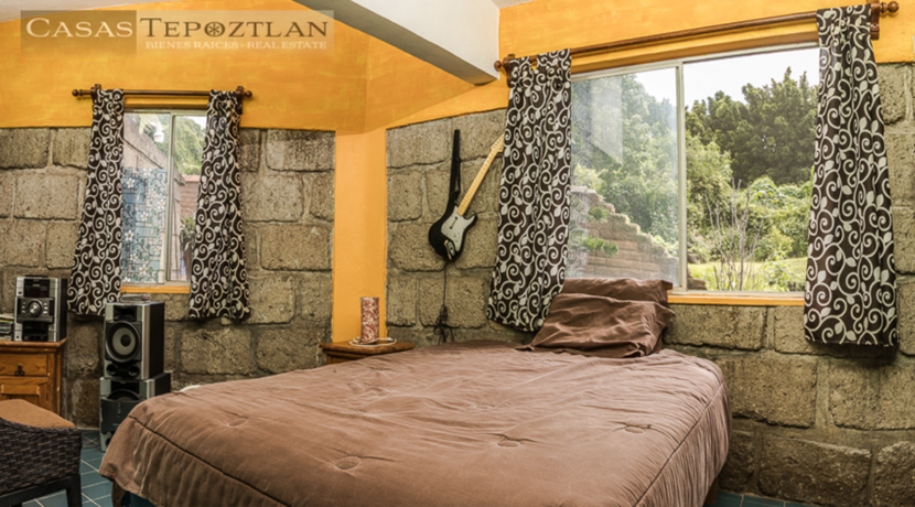 casa_para_comprar_tepoztlan_zona_tranquila_tres_habitaciones_dos_baños_alberca_gran_jardin_cama