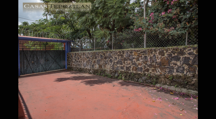 casa_para_comprar_tepoztlan_zona_tranquila_tres_habitaciones_dos_baños_alberca_gran_jardin_garage