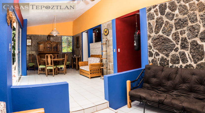 casa_para_comprar_tepoztlan_zona_tranquila_tres_habitaciones_dos_baños_alberca_gran_jardin_living