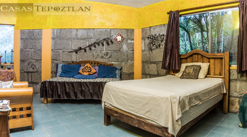 casa_para_comprar_tepoztlan_zona_tranquila_tres_habitaciones_dos_baños_alberca_gran_jardin_recamara