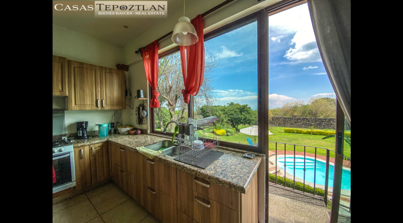 Casa_en_venta_tepoztlan_vista_espectacular_calentador_solar_bungalow_jardin_varios_baños_y_habitaciones_cocina