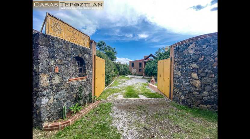 Casa_en_venta_tepoztlan_vista_espectacular_calentador_solar_bungalow_jardin_varios_baños_y_habitaciones_entrada