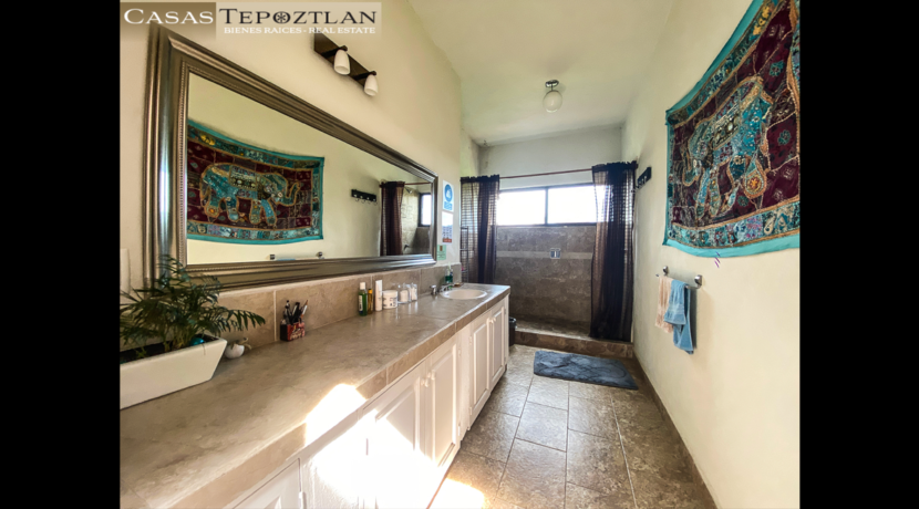 Casa_en_venta_tepoztlan_vista_espectacular_calentador_solar_bungalow_jardin_varios_baños_y_habitaciones_espejo