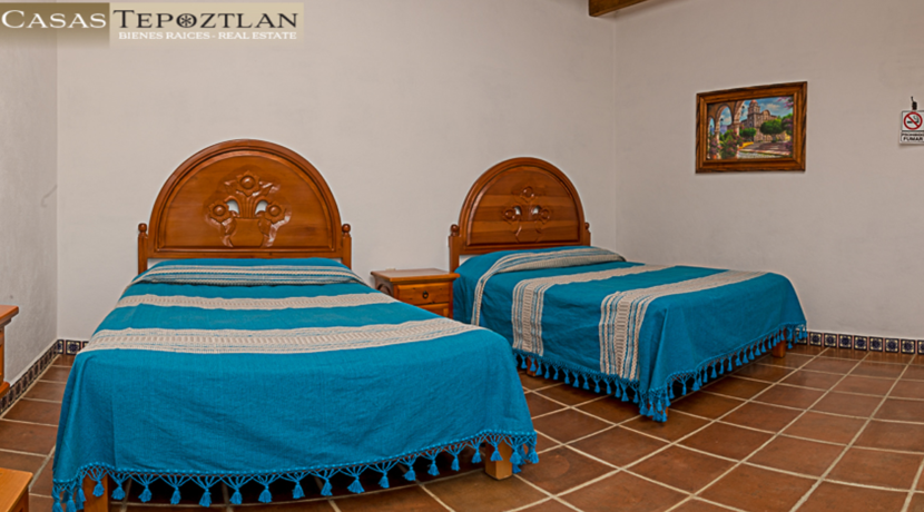 Propiedad_a_la_venta_bienes_raices_tepoztlan_vista_a_la_piramide_terraza_varias_recamaras_cerca_del_centro_camas_azul