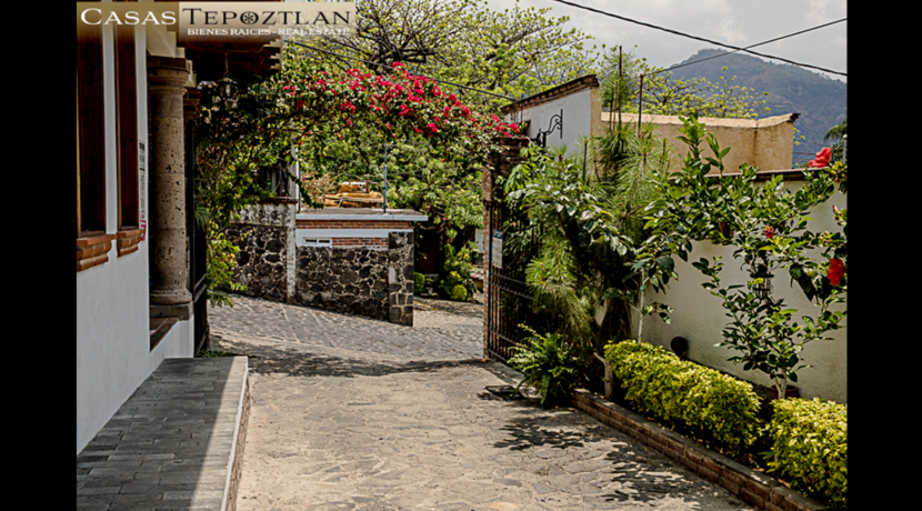 Propiedad_a_la_venta_bienes_raices_tepoztlan_vista_a_la_piramide_terraza_varias_recamaras_cerca_del_centro_entrada