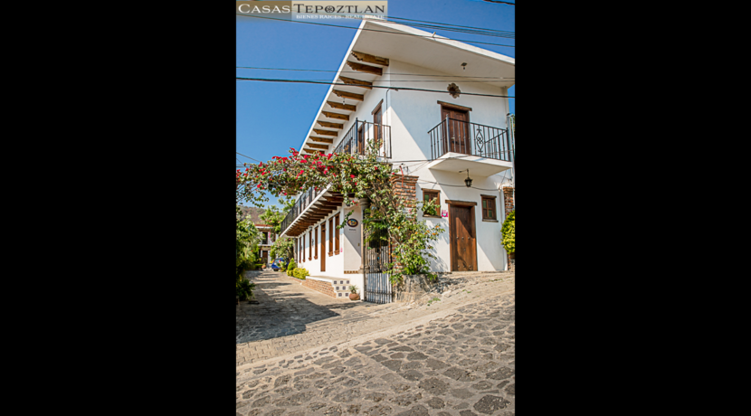 Propiedad_a_la_venta_bienes_raices_tepoztlan_vista_a_la_piramide_terraza_varias_recamaras_cerca_del_centro_frente