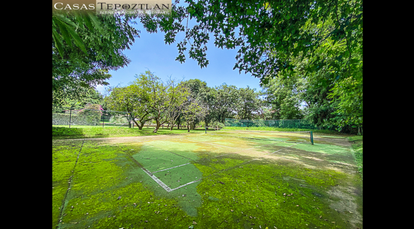 Propiedad_con_vista_inmmejorable_seis_habitaciones_cancha_de_tennis_cuarto_de_servicio_bodega_terraza_alberca_tennis