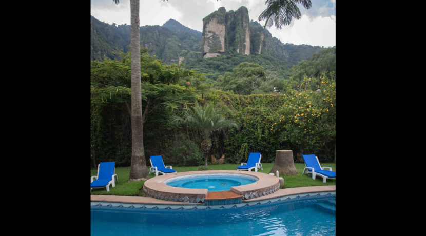 pintoresca_y_folklorica_casa_a_la_venta_tepoztlan_vista_al_tepozteco_alberca_climaizada_cascada_bodega_y_cabaña_de_madera_alberca