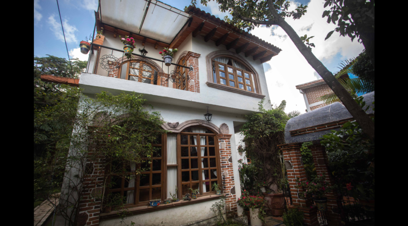 pintoresca_y_folklorica_casa_a_la_venta_tepoztlan_vista_al_tepozteco_alberca_climaizada_cascada_bodega_y_cabaña_de_madera_fachada