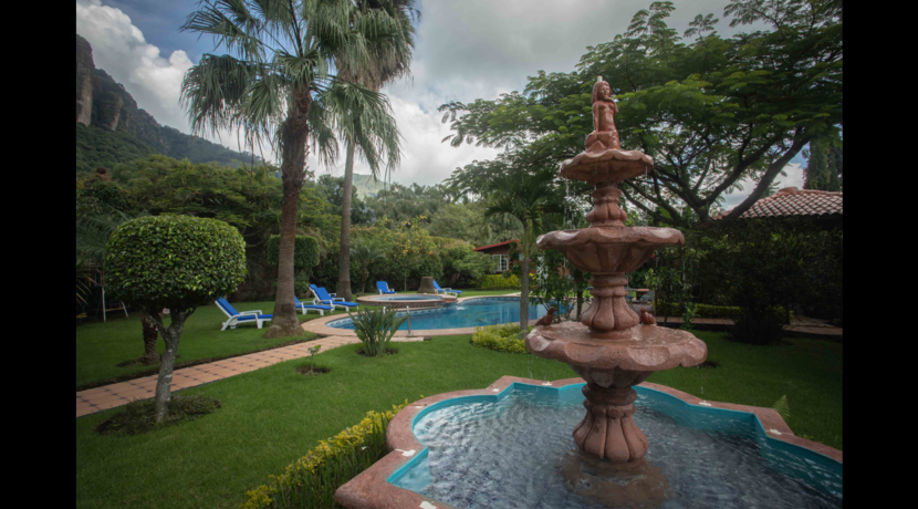 pintoresca_y_folklorica_casa_a_la_venta_tepoztlan_vista_al_tepozteco_alberca_climaizada_cascada_bodega_y_cabaña_de_madera_fuente