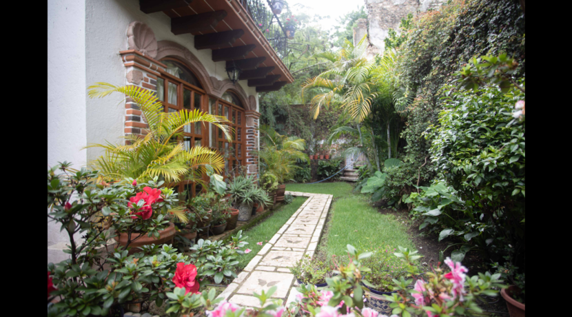 pintoresca_y_folklorica_casa_a_la_venta_tepoztlan_vista_al_tepozteco_alberca_climaizada_cascada_bodega_y_cabaña_de_madera_jardin