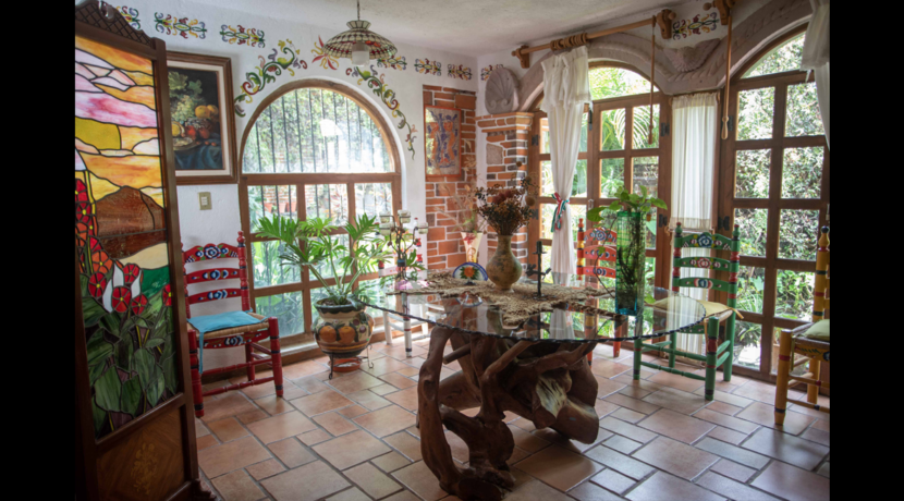 pintoresca_y_folklorica_casa_a_la_venta_tepoztlan_vista_al_tepozteco_alberca_climaizada_cascada_bodega_y_cabaña_de_madera_ventanas