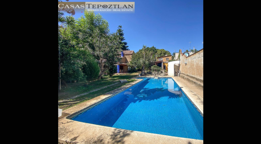 amplia_propiedad_rustica_de_adobe_y_madera_calle_tranquila_jardin_amplio_chimenea_alberca_climatizada_bodega_alberca