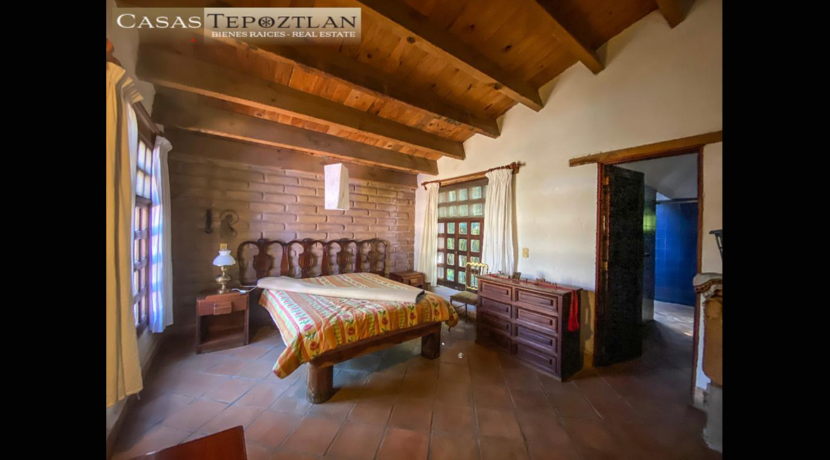 amplia_propiedad_rustica_de_adobe_y_madera_calle_tranquila_jardin_amplio_chimenea_alberca_climatizada_bodega_cama