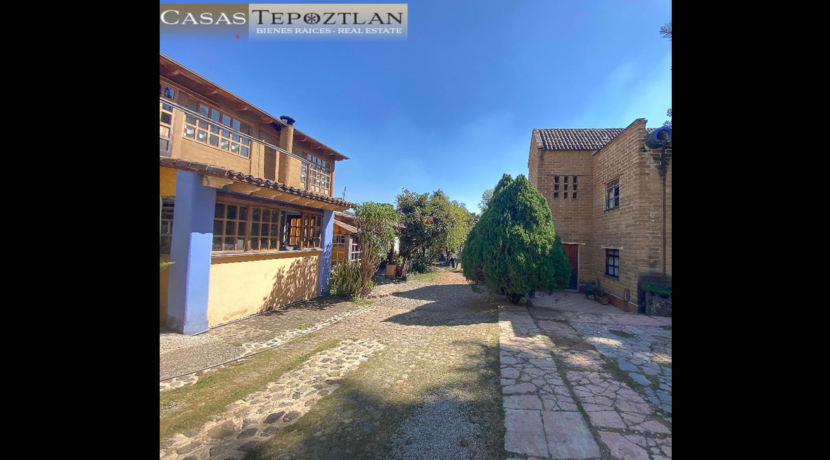 amplia_propiedad_rustica_de_adobe_y_madera_calle_tranquila_jardin_amplio_chimenea_alberca_climatizada_bodega_camino