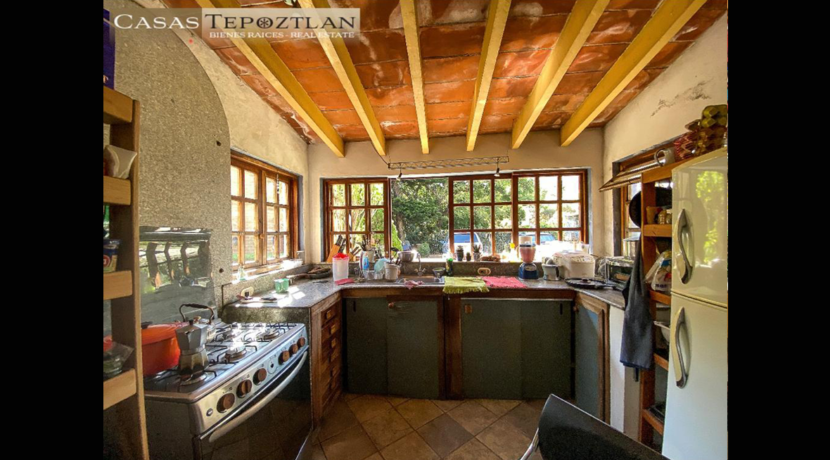 amplia_propiedad_rustica_de_adobe_y_madera_calle_tranquila_jardin_amplio_chimenea_alberca_climatizada_bodega_cocina