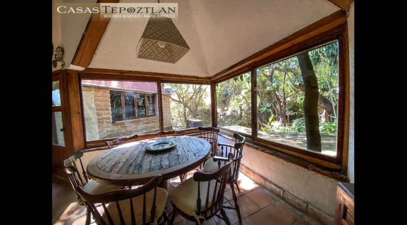 amplia_propiedad_rustica_de_adobe_y_madera_calle_tranquila_jardin_amplio_chimenea_alberca_climatizada_bodega_comedor