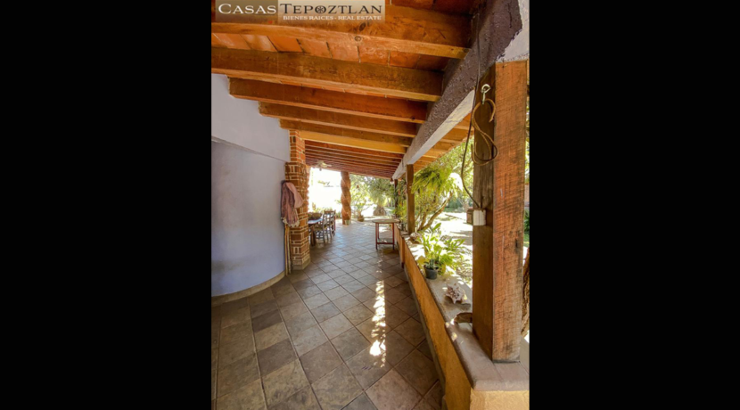 amplia_propiedad_rustica_de_adobe_y_madera_calle_tranquila_jardin_amplio_chimenea_alberca_climatizada_bodega_corredor