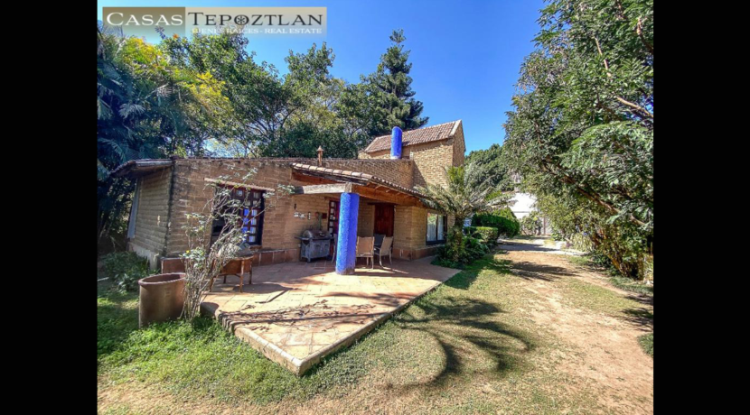 amplia_propiedad_rustica_de_adobe_y_madera_calle_tranquila_jardin_amplio_chimenea_alberca_climatizada_bodega_entrada