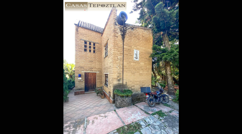 amplia_propiedad_rustica_de_adobe_y_madera_calle_tranquila_jardin_amplio_chimenea_alberca_climatizada_bodega_frente