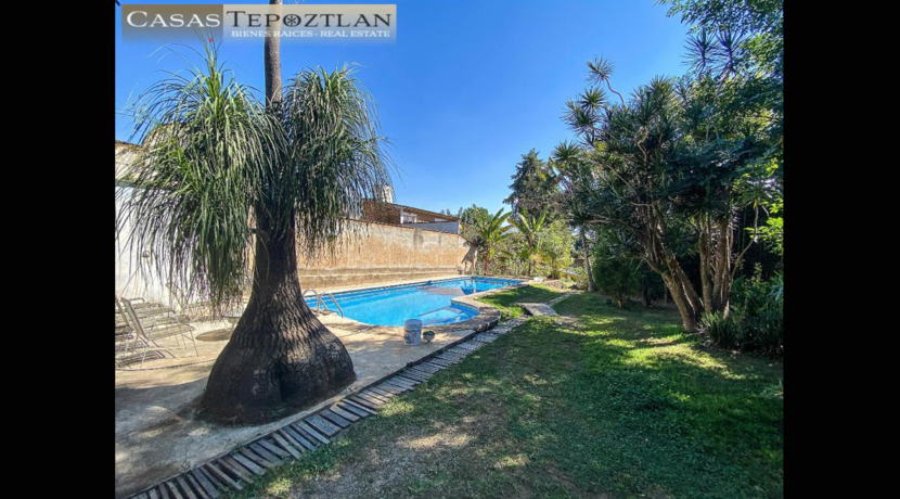 amplia_propiedad_rustica_de_adobe_y_madera_calle_tranquila_jardin_amplio_chimenea_alberca_climatizada_bodega_jardín
