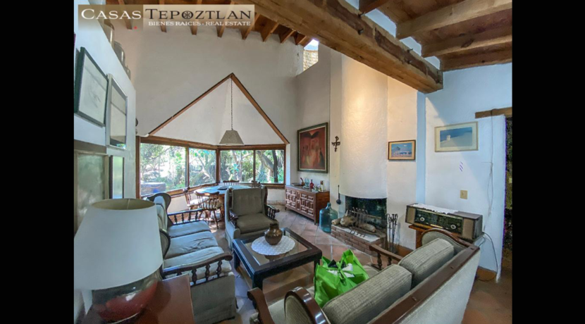 amplia_propiedad_rustica_de_adobe_y_madera_calle_tranquila_jardin_amplio_chimenea_alberca_climatizada_bodega_sala