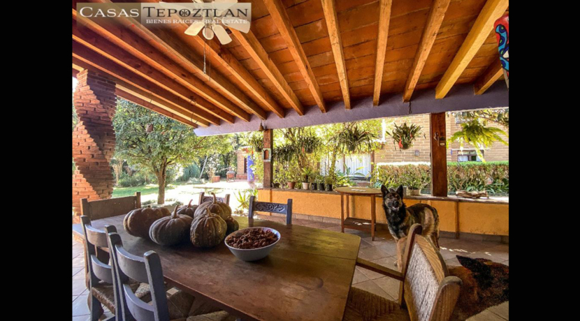 amplia_propiedad_rustica_de_adobe_y_madera_calle_tranquila_jardin_amplio_chimenea_alberca_climatizada_bodega_terraza