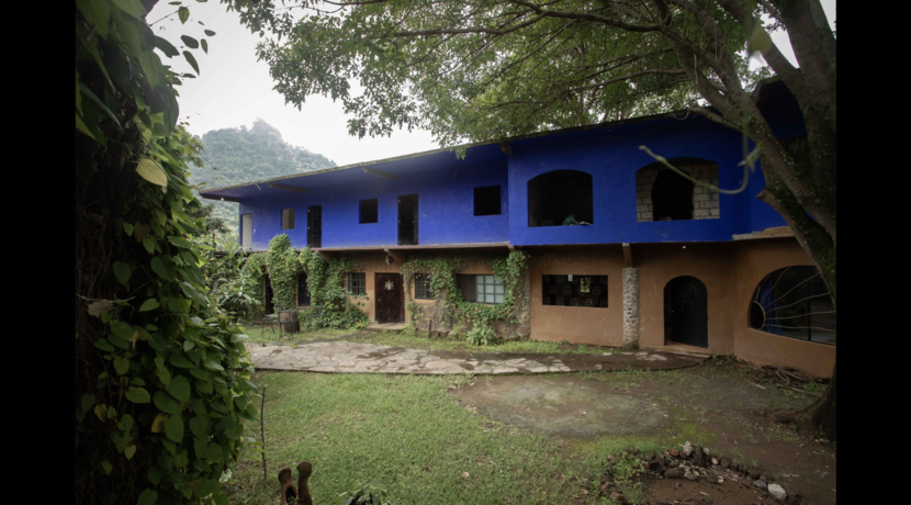 propiedad_a_la_venta_tepoztlan_ideal_para_hotel_taller_boutique_entorno_natural_terraza_enorme_vistas_panoramicas_jardín_enorme_azul