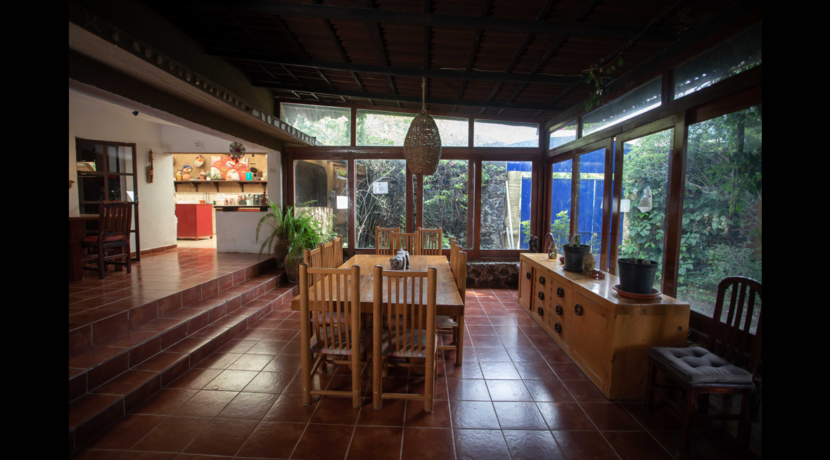 propiedad_a_la_venta_tepoztlan_ideal_para_hotel_taller_boutique_entorno_natural_terraza_enorme_vistas_panoramicas_jardín_enorme_mesa