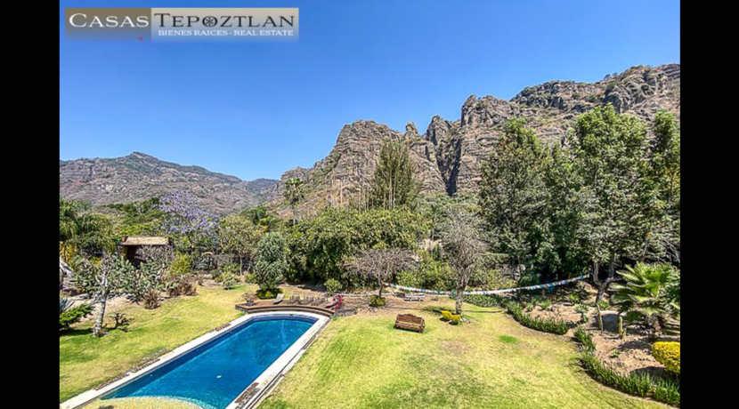 villa_a_la_venta_zona_exclusiva_tepoztlan_residencia_paradisiaca_jacuzzi_alberca_vista_a_las_montañas_fogatorio_huerto_mucha_privacidad_alberca