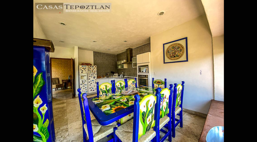 villa_a_la_venta_zona_exclusiva_tepoztlan_residencia_paradisiaca_jacuzzi_alberca_vista_a_las_montañas_fogatorio_huerto_mucha_privacidad_azul