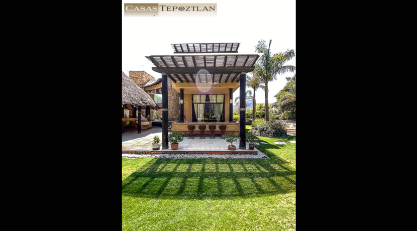 villa_a_la_venta_zona_exclusiva_tepoztlan_residencia_paradisiaca_jacuzzi_alberca_vista_a_las_montañas_fogatorio_huerto_mucha_privacidad_bar